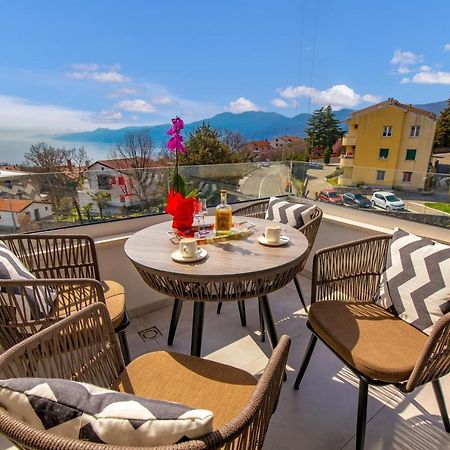 Apartment Top View With Balcony And Private Parking リエカ エクステリア 写真