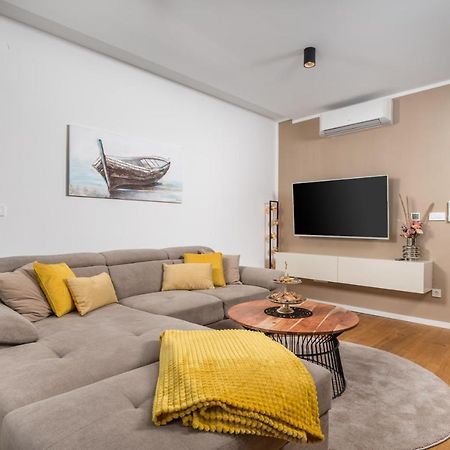 Apartment Top View With Balcony And Private Parking リエカ エクステリア 写真