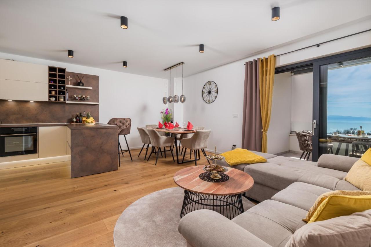 Apartment Top View With Balcony And Private Parking リエカ エクステリア 写真