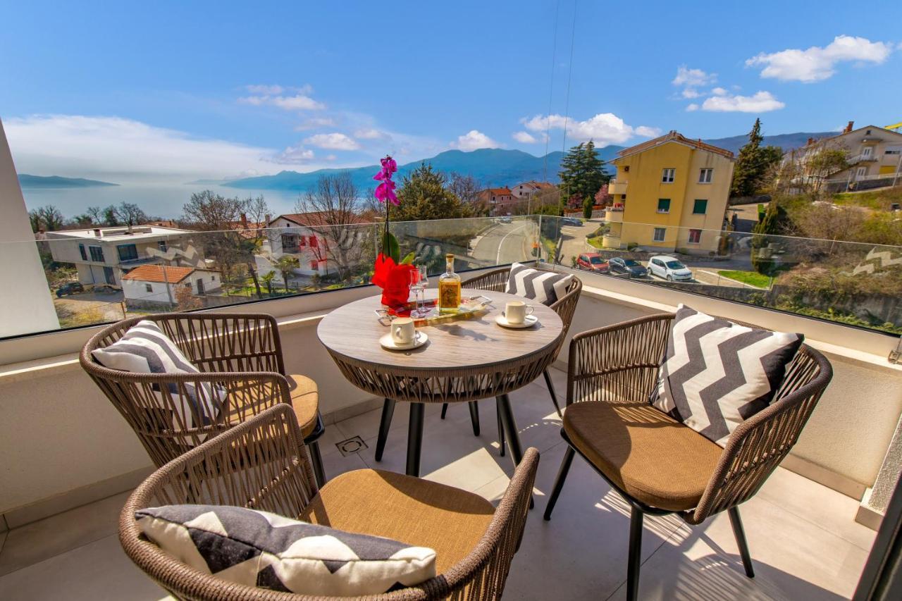 Apartment Top View With Balcony And Private Parking リエカ エクステリア 写真