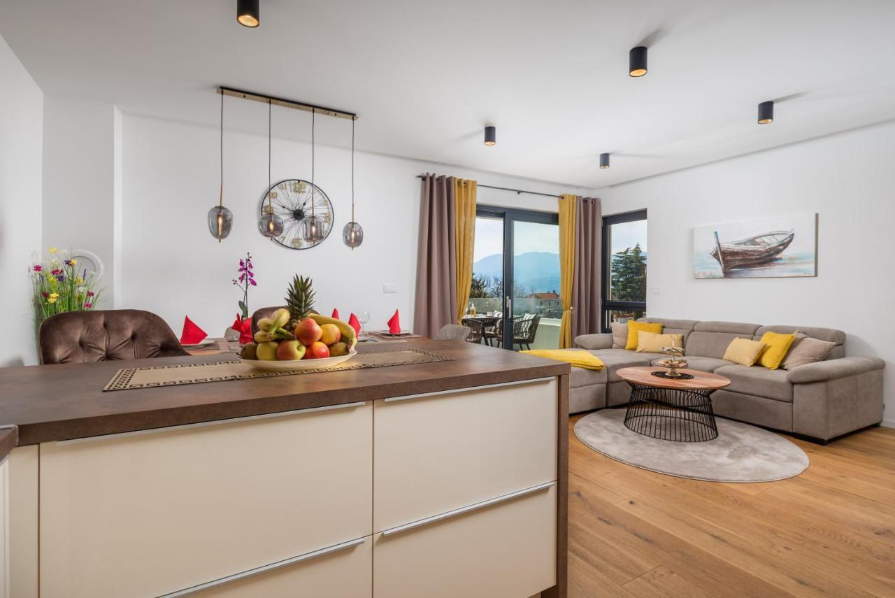 Apartment Top View With Balcony And Private Parking リエカ エクステリア 写真