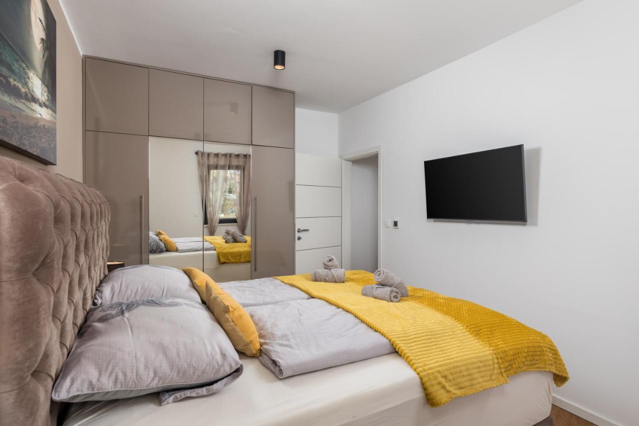 Apartment Top View With Balcony And Private Parking リエカ エクステリア 写真