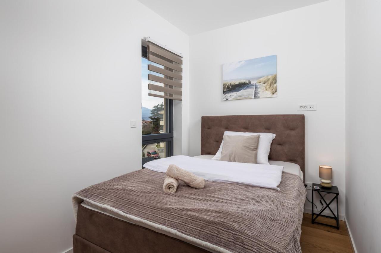 Apartment Top View With Balcony And Private Parking リエカ エクステリア 写真
